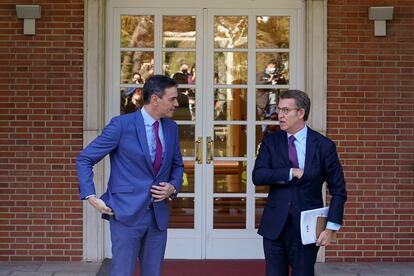 El presidente de gobierno, Pedro Sánchez, junto al líder del PP, Alberto Núñez Feijóo, en Madrid en abril de 2022.