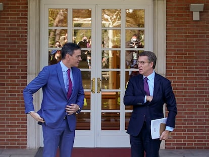 El presidente de gobierno, Pedro Sánchez, junto al líder del PP, Alberto Núñez Feijóo, en Madrid en abril de 2022.