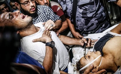 El padre de un adolescente muerto en la protesta de Gaza, el viernes ante el cuerpo de su hijo.