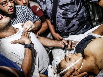 El padre de un adolescente muerto en la protesta de Gaza, el viernes ante el cuerpo de su hijo.