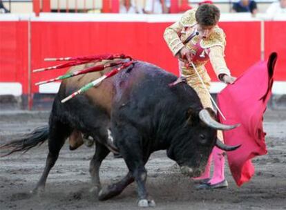 Rubén Pinar con su primer toro de la tarde.