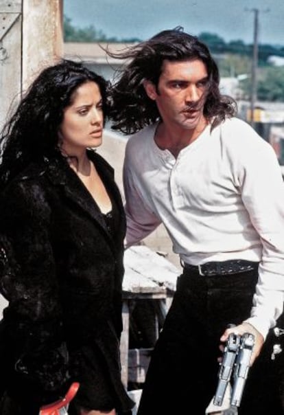 Pronto comenzó a dejar huella en películas como Desperado (en la imagen, con Salma Hayek) y Philadelphia. 'La máscara del zorro' (1998) le consagró en Hollywood.