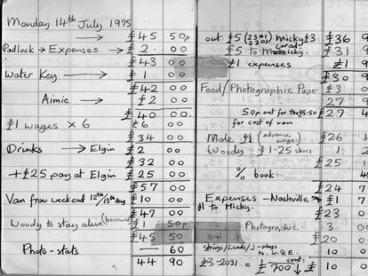 Libro de contabilidad a la vieja usanza. Este data de 1975 y pertenecía a Julian Yewdall, manager del grupo The 101'ers liderado por Joe Strummer, quien posteriormente sería líder de The Clash.