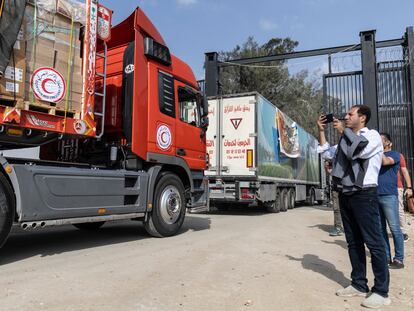 Camiones de ayuda humanitaria a Gaza cruzando este domingo el paso fronterizo de Rafah, en Egipto.