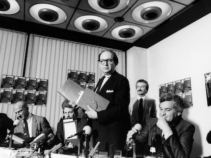 Gerd Heidemann, periodista de 'Stern', de pie, sostiene dos cuadernos durante la presentación internacional de la exclusiva de los supuestos diarios de Hitler, el 25 de abril de 1983.