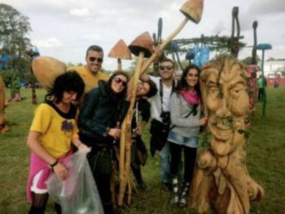 David Castillo, en el centro, con los "amigos de unos amigos" junto a los que asistió al festival irlandés ElectricPicnic.