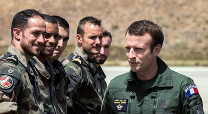 El presidente Macron durante una visita en 2017 a la base de Istres