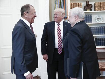 Fotograf&iacute;a proporcionada por el Ministerio de Asuntos Exteriores de Rusia en la que se observa a Trump reunido con Lavrov (Izda.) y Kislyak. 