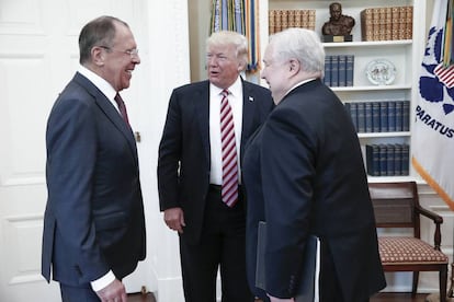 Fotograf&iacute;a proporcionada por el Ministerio de Asuntos Exteriores de Rusia en la que se observa a Trump reunido con Lavrov (Izda.) y Kislyak. 