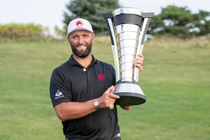 Rahm, con el trofeo de campeón de la Liga saudí.