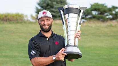 Rahm, con el trofeo de campeón de la Liga saudí.