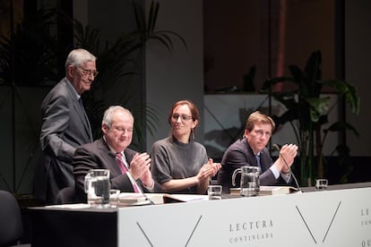 De izquierda a derecha, el presidente del Círculo de Bellas Artes, Juan Miguel Hernández León; el ministro de Industria y Turismo, Jordi Hereu; la ministra de Sanidad, Mónica García, y el alcalde de Madrid, José Luis Martínez-Almeida, el 23 de abril en el Círculo de Bellas Artes. 