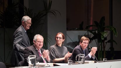 De izquierda a derecha, el presidente del Círculo de Bellas Artes, Juan Miguel Hernández León; el ministro de Industria y Turismo, Jordi Hereu; la ministra de Sanidad, Mónica García, y el alcalde de Madrid, José Luis Martínez-Almeida, el 23 de abril en el Círculo de Bellas Artes.