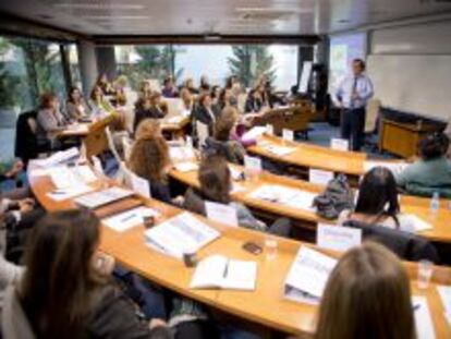 El profesor de Esade Xavier Mena imparte una de las clases del primer m&oacute;dulo del proyecto Promociona, que tuvo lugar el pasado mes de noviembre. 