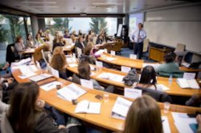 El profesor de Esade Xavier Mena imparte una de las clases del primer m&oacute;dulo del proyecto Promociona, que tuvo lugar el pasado mes de noviembre. 