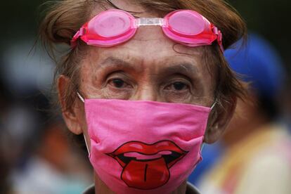 Los manifestantes utilizan mascarillas para preotegerse de los gases lanzados por la policía.