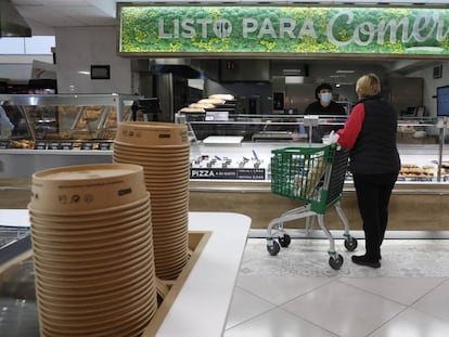 Clienta en un supermercado de Madrid