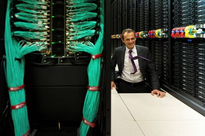 El ministro de Ciencia y Tecnología, Pedro Duque ante el supercomputador MareNostrum 4, el quinto mas potente de Europa, durante su visita al Barcelona Supercomputing Center.