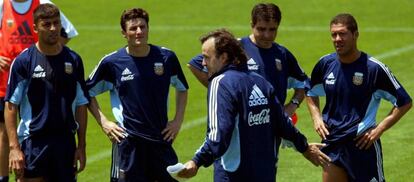 Samuel, Zanetti y Simeone junto a Bielsa en el Mundial de Corea y Japón. 