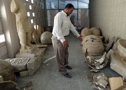 Un conservador lamenta la destrucción del museo.