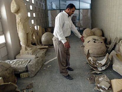 Un conservador lamenta la destrucción del museo.