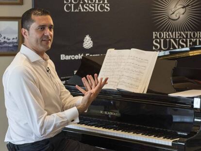 El director de la Orquesta Sinf&oacute;nica de Baleares, Felipe Aguirre, durante el taller.