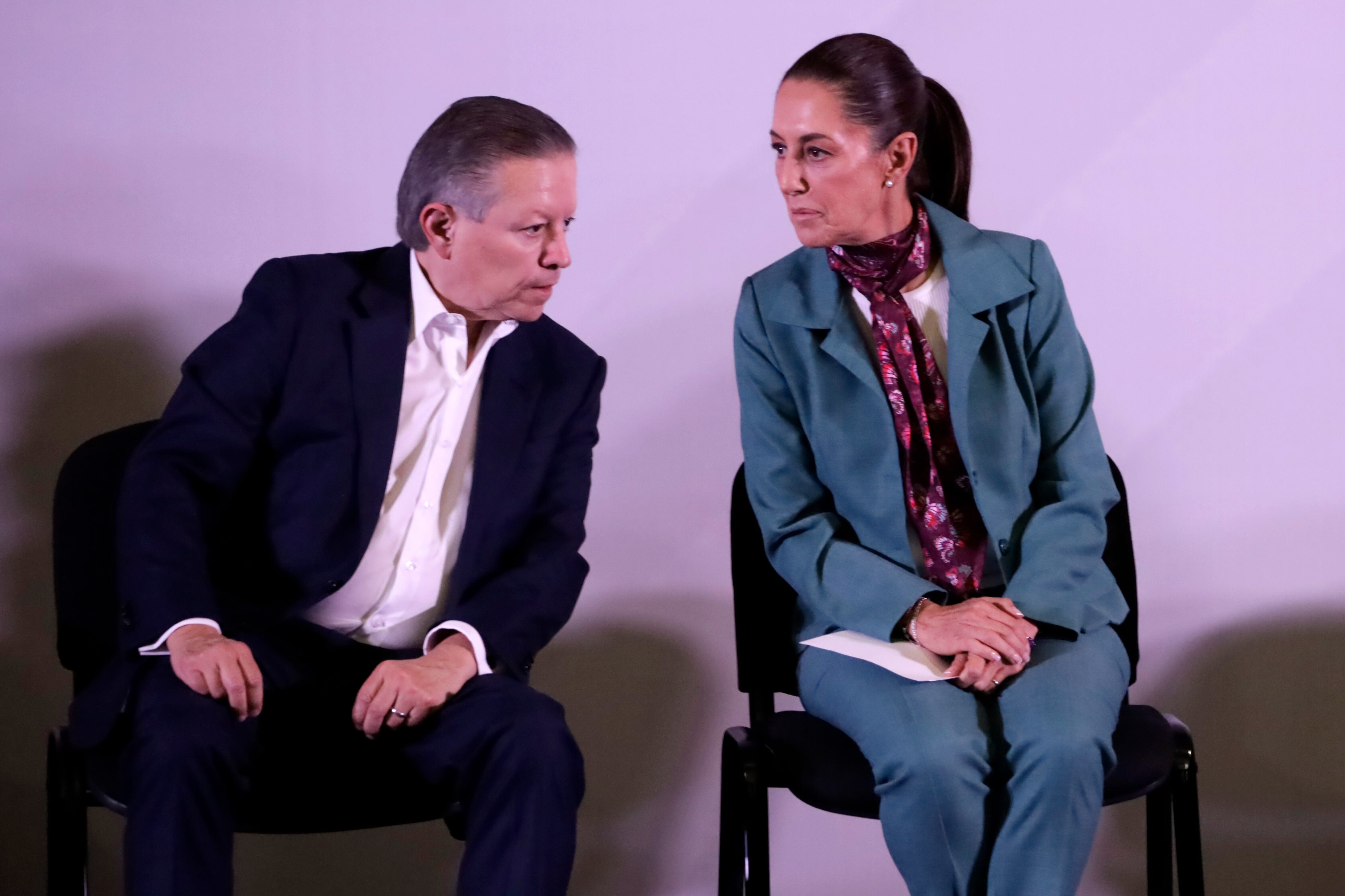 El exministro de la SCJ, Arturo Zaldívar, habla don Claudia Sheinbaum durante una conferencia en el Museo Interactivo de Economía, el pasado diciembre en Ciudad de México. 