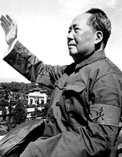 El líder comunista chino Mao saluda a sus partidarios, en una foto tomada en 1966.