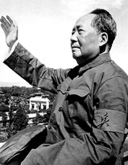 El líder comunista chino Mao saluda a sus partidarios, en una foto tomada en 1966.