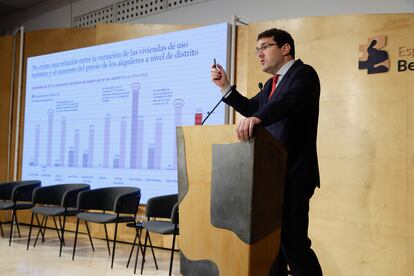 Jordi Salvador, mánager de PwC Strategy& Economics, en la presentación de su informe.