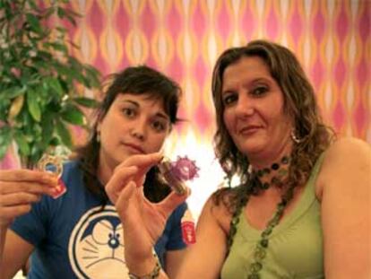 Marisa Aranda, a la izquierda, propietaria de Los Placeres de Lola, con su cliente Esther Sánchez.
