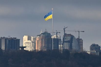 La bandera nacional de Ucrania ondea en Kiev, este sábado. Este sábado por la mañana se han escuchado disparos cerca de las oficinas del Gobierno en el centro de la ciudad, según ha informado un testigo citado por la agencia Reuters.