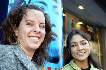 Claudia Llosa (a la izquierda) y Magaly Solier, en Barcelona.