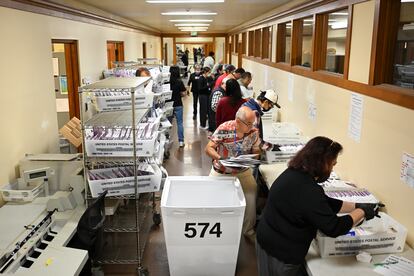 Empleados organizan las papeletas recogidas en las urnas oficiales durante las elecciones en San Francisco, California, el 5 de noviembre.
