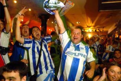 Aficionados del Alavés celebran en Vitoria el ascenso de su equipo.