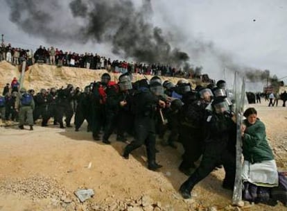 Una mujer se resiste a la demolición de su casa en Israel, foto de Oded Balilty.