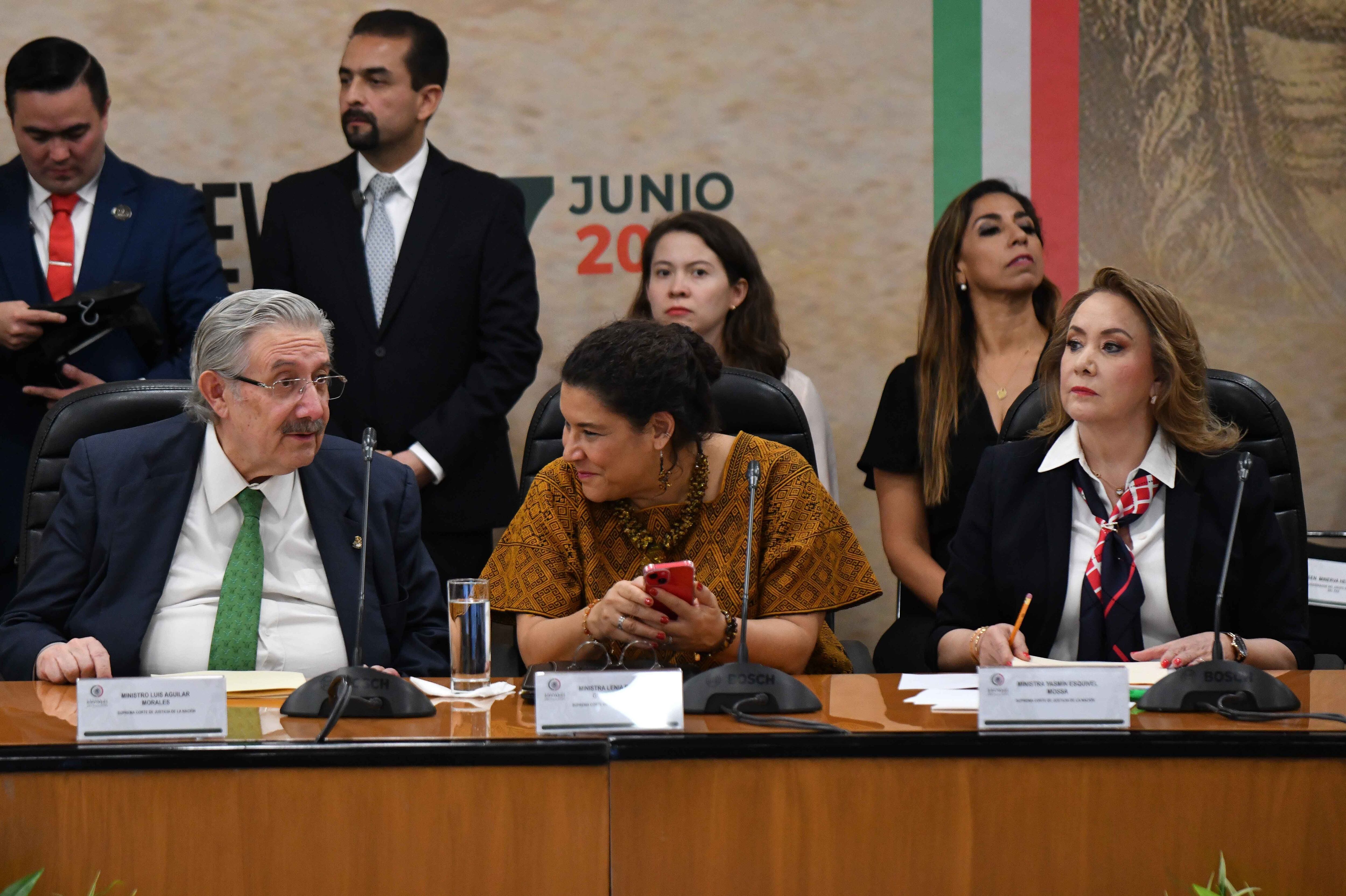 Los ministros Luis María Aguilar, Lenia Batres y Yazmín Esquivel, durante el primer foro sobre la reforma judicial, este jueves en la Cámara de Diputados.