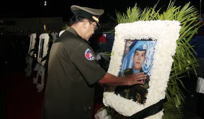 El primer ministro de Camboya, Hun Sen, en una ceremonia f&uacute;nebre militar en Nom Pen.