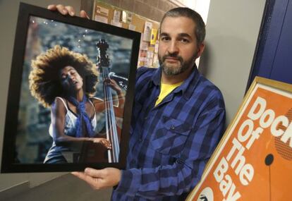 El periodista y fotógrafo Juan G. Andrés posa con una de las fotografías que componen la muestra 'Zuzenean'.