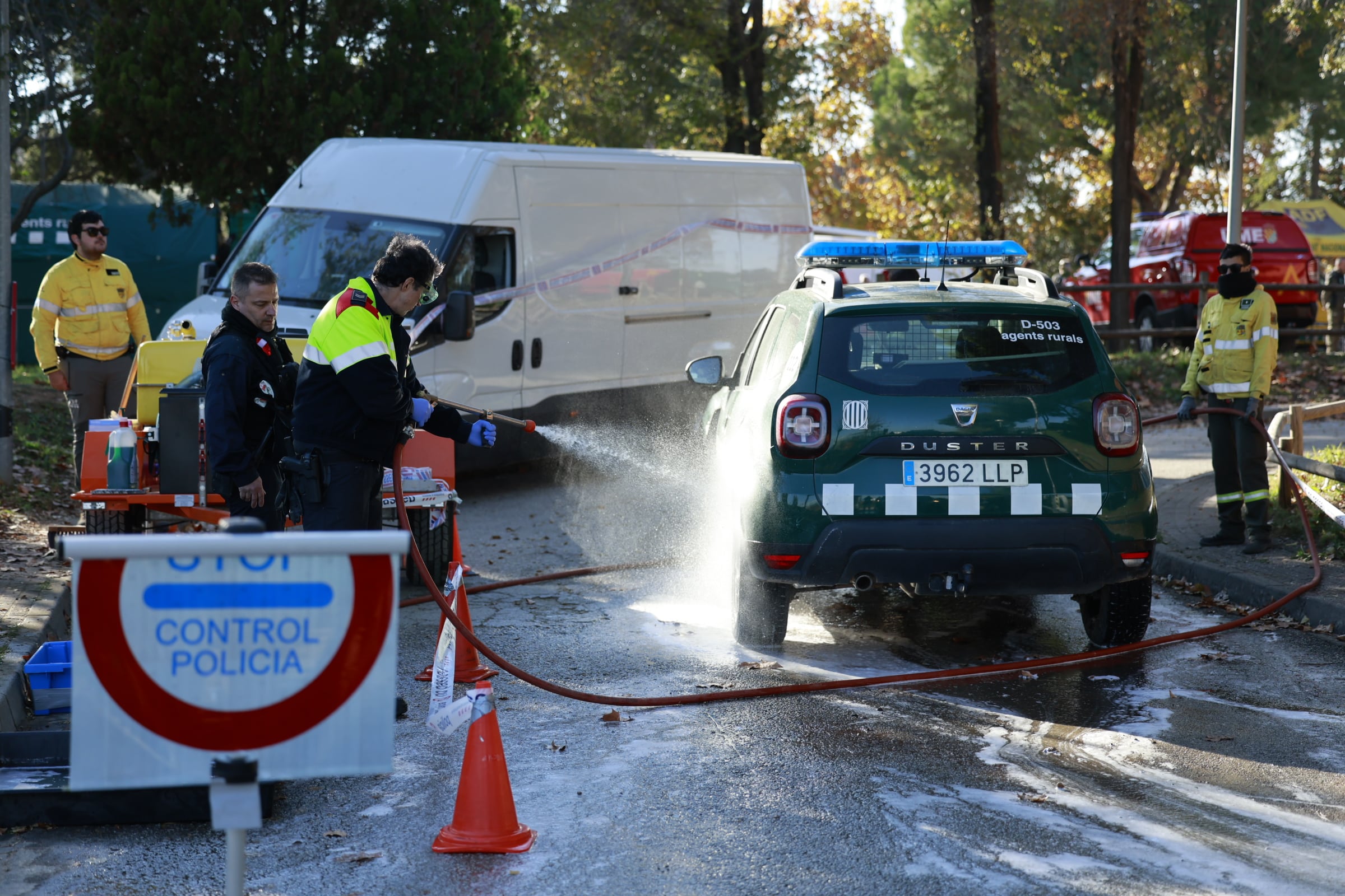 Labores de desinfección de vehículos  en la zona de Parc de Collserola (Barcelona).