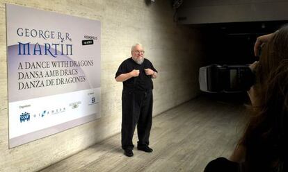 George R. R. Martin ante el cartel del CCCB que indicaba su presencia.