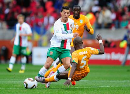Didier Zokora intenta frenar a Cristiano Ronaldo en el terreno de juego del estadio Neslson Mandela de Port Elizabeth.