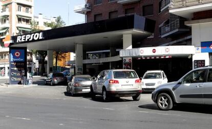 Cola de automóviles a la entrada de una gasolinera.