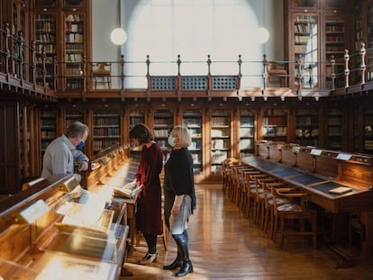 Irene Vallejo examina incunables en la biblioteca del Paraninfo.