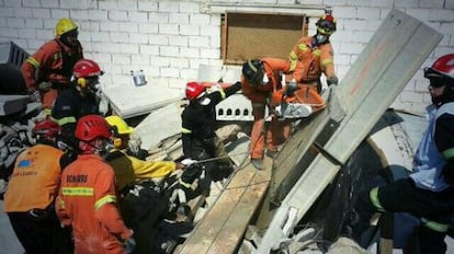 Bomberos buscan víctimas entre los escombros en el simulacro de seísmo que se realiza en Buñol.