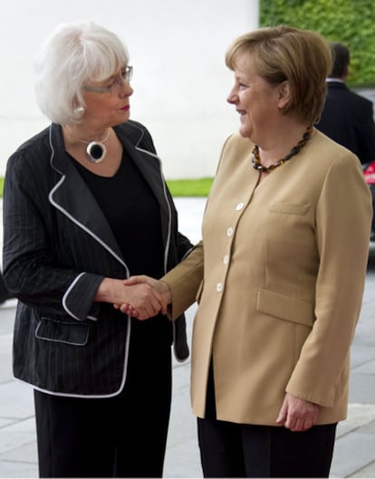 La primera ministra islandesa, J. Sigurdardottir (izquierda), con la canciller Angela Merkel.