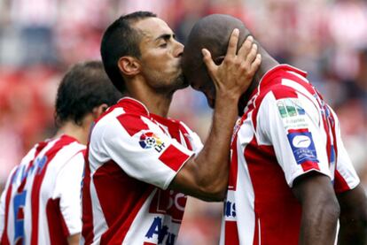 Diego Castro celebra su gol ante el Mallorca junto a Gregory Arnolin.