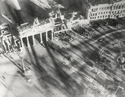 Una galería de Berlín expone imágenes únicas de la ciudad Berlín devastada por la Segunda Guerra Mundial. El alemán Hein Gorny y el estadounidense Adolph C. Byers fueron los artífices de este proyecto. En la foto, la Puerta de Brandeburgo. © Hein Gorny / A.C. Byers - Collection Regard.