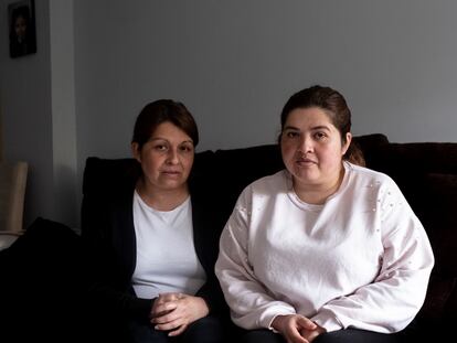 Las hermanas Chiguasuque, hijas de una fallecida por coronavirus, en su casa de Leganés.