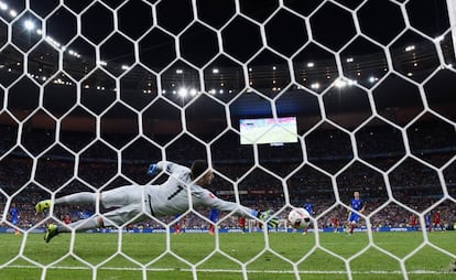 Éder marca y da a Portugal su primera Eurocopa.